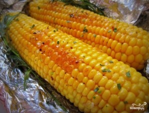 Кукуруза, запеченная в фольге с чесноком - фото шаг 3