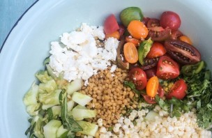 Салат с кукурузой и помидорами - фото шаг 3