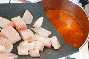 Томатный суп с рыбой - фото шаг 10