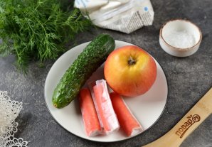 Крабовый салат с яблоком и огурцом - фото шаг 1