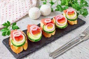 Бутерброды с горбушей соленой - фото шаг 8