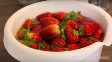 Клубничное варенье (целыми ягодами) - фото шаг 1