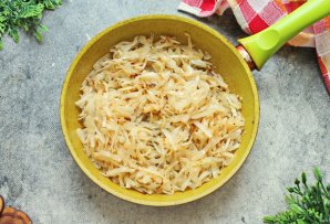 Капустная солянка с сосиской - фото шаг 4