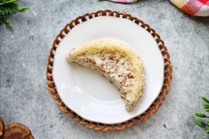 Салат "Арбузная долька" с курицей и грибами - фото шаг 8