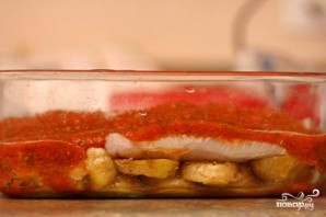 Запеченная рыба с картофелем и томатным соусом - фото шаг 4