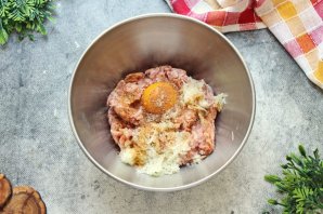 Фрикадельки в молочном соусе