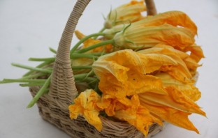 Жареные цветы кабачков - фото шаг 1