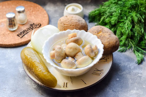 Салат с солеными грибами и картофелем - фото шаг 1