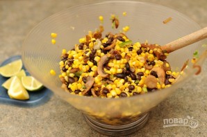 Салат с жареными грибами и кукурузой - фото шаг 5