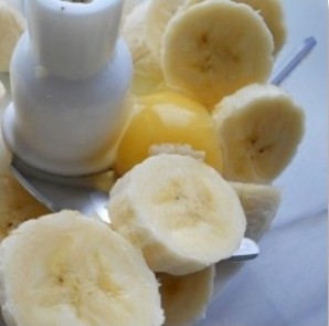 Банановые оладьи на кефире - фото шаг 1
