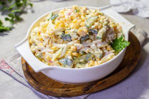 Салат с крабовыми палочками, кальмарами и кукурузой - фото шаг 8