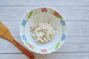 Салат с белым куриным мясом, огурцом и яичными блинчиками - фото шаг 5