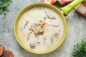 Говяжья печень, тушенная в сметане - фото шаг 7