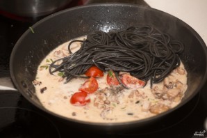 Спагетти с чернилами каракатицы и морепродуктами - фото шаг 6