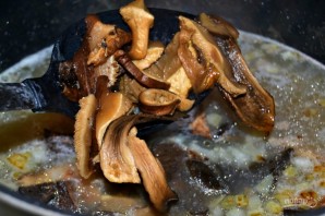 Суп из сушеных грибов с перловкой - фото шаг 7