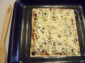 Пицца из слоеного теста в духовке - фото шаг 8
