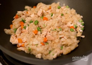 Рис с курицей на сковороде - фото шаг 7