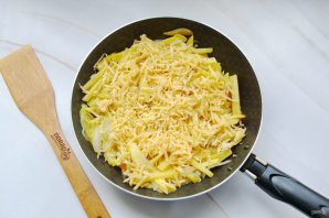Картошка с яйцом, сыром и чесноком - фото шаг 7