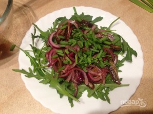 Салат из рукколы, лука и фиников - фото шаг 7