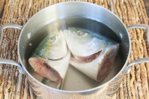 Рыбный суп из головы желтохвоста и овощей - фото шаг 2