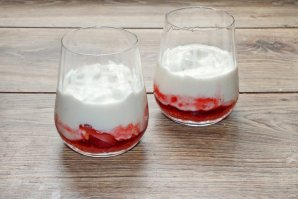 Йогуртовый десерт с клубникой и печеньем - фото шаг 6
