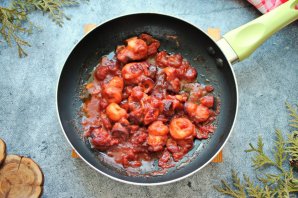 Паста с осьминогом в томатном соусе - фото шаг 6