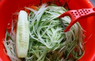 Салат из огурцов и морковки на зиму - фото шаг 4