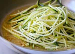 Зеленые спагетти из кабачков (цукини) с креветками - фото шаг 3