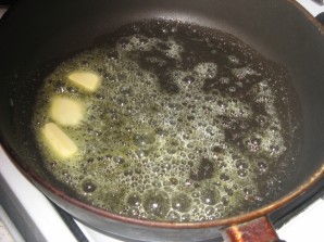 Сливочно-сырный суп с чесночными сухариками - фото шаг 2