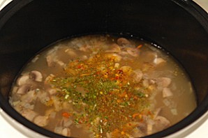 Грибной суп в мультиварке "Редмонд" - фото шаг 4