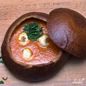 Томатный суп с куриными фрикадельками в горшочке из хлеба - фото шаг 13