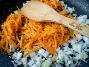 Кабачки тушенные с морковью и луком - фото шаг 2