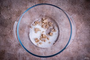 Слоеные пирожки с сыром и луком - фото шаг 2