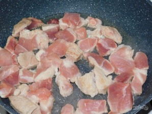 Свинина, тушеная в сливочно-томатном соусе - фото шаг 1