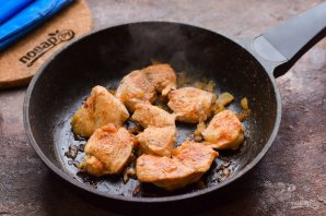 Жареная курица на сковороде - фото шаг 6