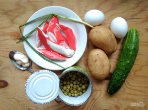 Салат с крабовыми палочками и горошком - фото шаг 1