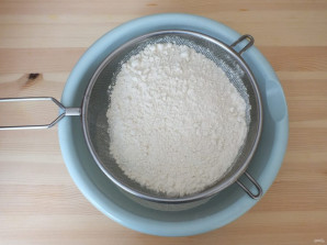 Тесто для вареников на молоке - фото шаг 2