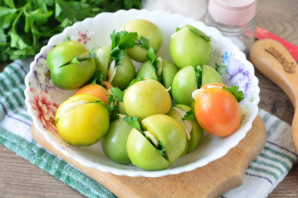 Зеленые помидоры с чесноком и петрушкой на зиму - фото шаг 5