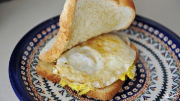 Бутерброд с яичницей - фото шаг 4