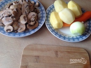 Картофель с грибами в рукаве - фото шаг 1