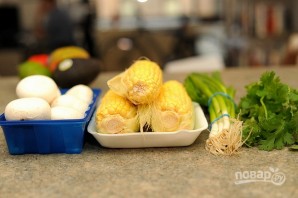 Салат с жареными грибами и кукурузой - фото шаг 1