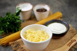 Макароны с сыром и сметаной - фото шаг 1