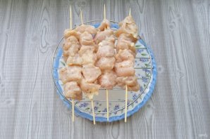 Куриные шашлычки на шпажках в кефирном маринаде в духовке - фото шаг 7