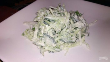 Салат из молодой капусты с огурцом и зеленью - фото шаг 7