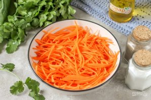 Салат из свежей моркови с кинзой - фото шаг 2