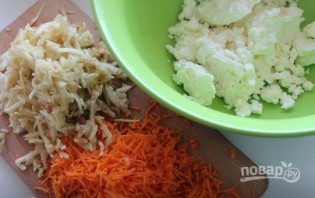 Морковно-яблочные сырники в ванильном соусе - фото шаг 1
