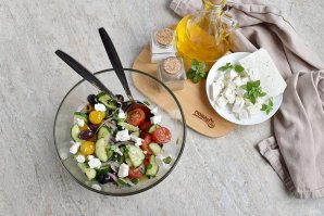 Греческий салат из помидоров черри - фото шаг 6