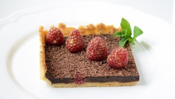 Шоколадный пирог с малиной - фото шаг 11