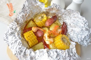 Креветки с картофелем и кукурузой в фольге - фото шаг 6