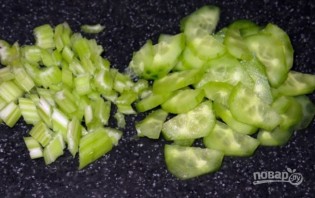Салат из свежей капусты и огурцов - фото шаг 2